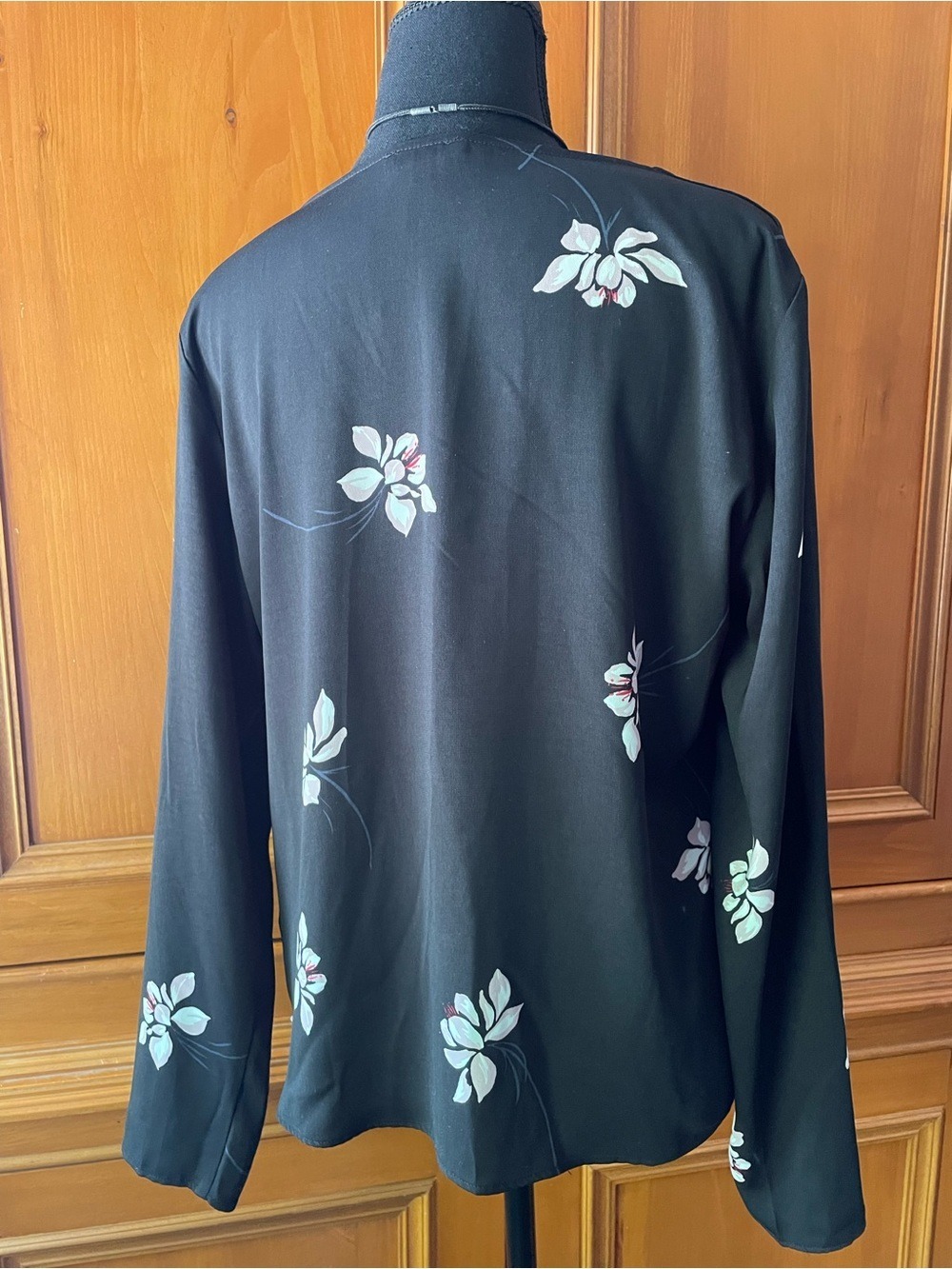 Dynamite Black Floral V-Neck Blouse Size Medium - Picture 4 of 11